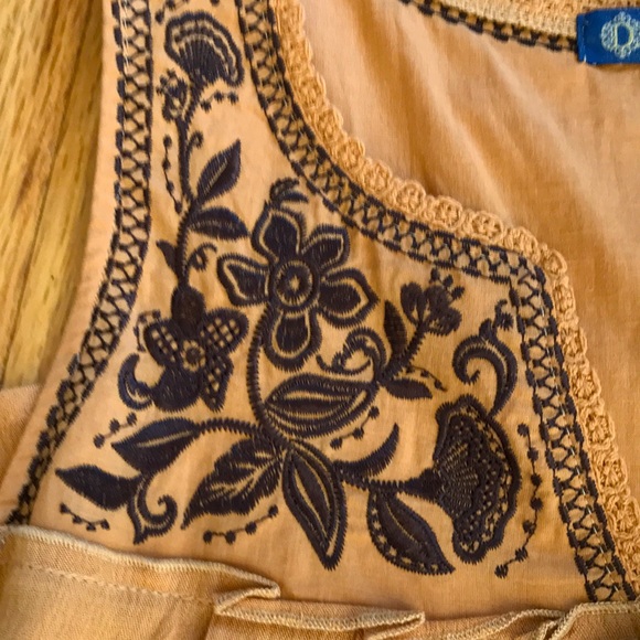 Beautiful Embroidered Top by Democracy - Picture 3 of 7